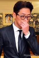 [포토]故 김지훈 영정 앞에서 울먹이는 김창렬