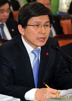 [포토]의원들의 질의에 답하는 황교안 법무부장관