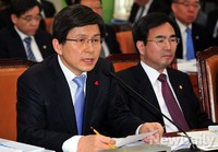 [포토]예산관련 질문에 답하는 황교안 법무부장관