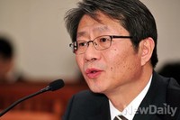 [포토]의원들의 질문에 답하는 류길재 통일부장관