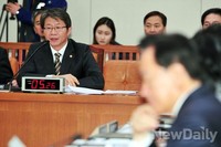 [포토]장성택 처형 관련 외통위 전체회의에 참석한 류길재 장관