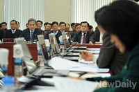 [포토]의원들의 질문에 답하는 김관진 국방부장관