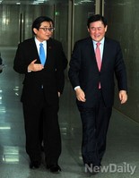 [포토]국회운영위 참석하는 '최경환-전병헌' 의원