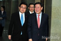 [포토]국회운영위 참석하는 여야 원내대표