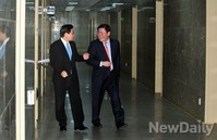 [포토]국회운영위 함께 들어오는 여야 원내대표