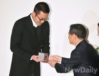 [포토]에이어워즈 하정우, 꾸벅 인사하며 두 손으로 받는 상