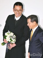 [포토]에이어워즈, 수상후 포토타임 함박 미소 짓는 하정우