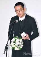 [포토]에이어워즈 하정우, 수상소감 말하는 진지한 눈빛