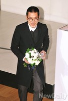 [포토]에이어워즈 하정우, 싱글벙글 꽃다발 손에 들고 퇴장