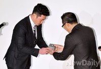 [포토]에이어워즈, 컨피던스상 받는 오승환 선수