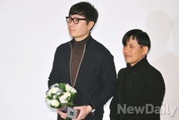 [포토]에이어워즈, 소설가 김영하와 시상자 장광효디자이너의 어색한 투샷