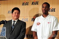 [포토]헤인즈를 바라보는 문경은 감독의 곱지 않은 시선