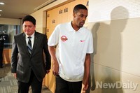 [포토]굳은 얼굴로 퇴장하는 헤인즈와 문경은 감독