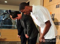 [포토]고개숙인 헤인즈와 문경은 감독