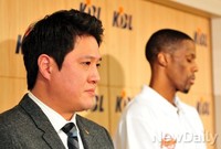 [포토]침통한 표정의 헤인즈와 문경은 감독