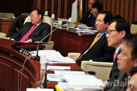 [포토]졸고있는 새누리당 '김재원'의원 보다 못한 보좌관이 깨워