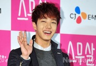 [포토]스무살, 이를 드러내고 환한 미소 짓는 비스트 이기광