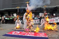 [포토]불타는 김일성-김정일-김정은, '놈놈놈'