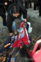 [포토]쓰레기통으로 들어가는 북한 인공기