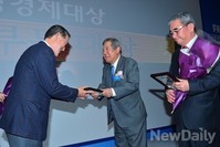 [포토]시장경제대상, 상패받는 기파랑 안병훈 대표