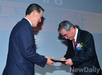 [포토]시장경제대상, '대한민국역사' 이영훈 교수 출판부문 대상 수상