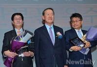 [포토]'이승만과 기업가 시대' 시장경제대상 출판부문 우수상 수상