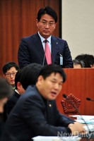 [포토]의원의 질의 듣고 있는 장석효 가스공사 사장