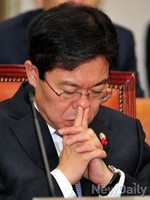 [포토]생각에 잠긴 산업자원통상부 윤상직 장관