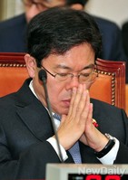 [포토]고민하는 윤상직 산업통상자원부 장관