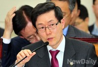 [포토]답변하는 미창부 윤종록 제2차관