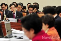 [포토]의원들의 질문에 답하는 윤종록 미창부 제2차관