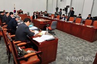 [포토]국정원법 개정을 논의하고 있는 여야 의원들