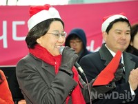 [포토]대통령에게 바라는 국민 메시지 읽는 이혜훈 의원