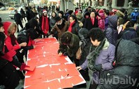 [포토]대통령에게 전하는 말 적는 시민들로 북적이는 광화문 광장