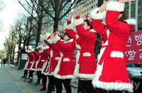 [포토]박근혜대통령 당선 1주년 기념, 미녀 산타단의 신나는 춤사위