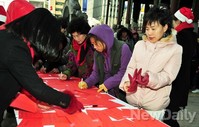 [포토]박근혜대통령 당선 1주년, 추운날씨에도 꽁꽁 싸매고 메시지 적는 시민들