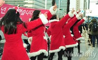 [포토]박근혜 대통령 당선 1년, 검지 손가락을 쭉 뻗은 산타들