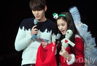 [포토]엠카운트다운 특별 엠씨 클라라, 빅스의 저주인형과 함께