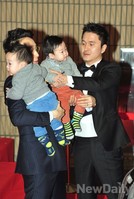 [포토]KBS연예대상, 쌍둥이 챙기느라 분주한 슈퍼맨 이휘재