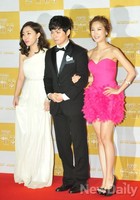 [포토]KBS연예대상,장효인 이문재의 무채색 의상에 튀는 핫핑크 박소영