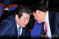 [포토]대화 나누는 새누리당 '최경환-강석호' 의원