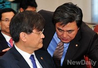 [포토]대화 나누는 '서승환' 국토교통부 장관과 '김태흠' 의원