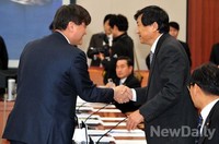 [포토]인사 나누는 서승환 장관과 민주당 신기남 의원