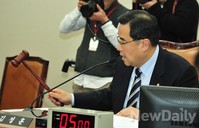 [포토]의사봉 두드리는 김정훈 위원장