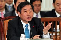 [포토]질문에 답하는 유정복 안행부 장관