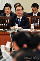 [포토]의원들의 질의 듣고 있는 '이성한' 경찰청장