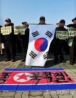 [포토]태극기든 어버이연합 회원