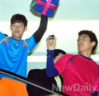 [포토]카메라 삼매경 구자철-팬 향해 인사하기 바쁜 손흥민