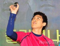 [포토]'사진 촬영은 재미있어~' 카메라로 찍기 바쁜 구자철