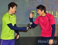 [포토]'너도 찍지만 말고 말 좀 해봐~' 구자철에게 마이크 건네는 박종우